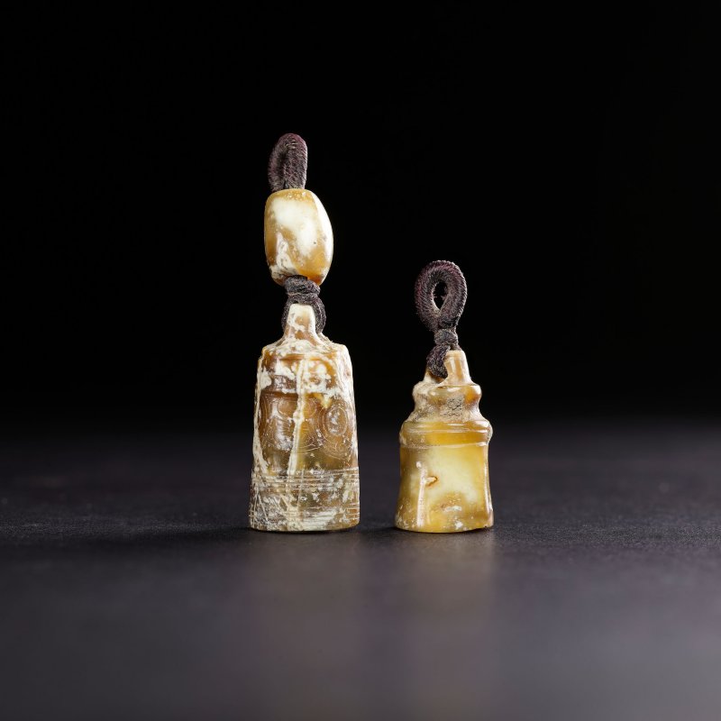 新石器時代　良渚文化　玉飾一組三件 | A GROUP OF THREE SMALL JADE ORNAMENTS - 图1