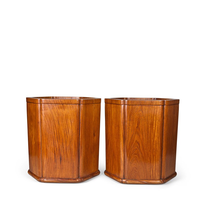硬木八方卷缸 一組兩件 | TWO HARDWOOD HEXAGONAL SCROLLPOTS - 图2