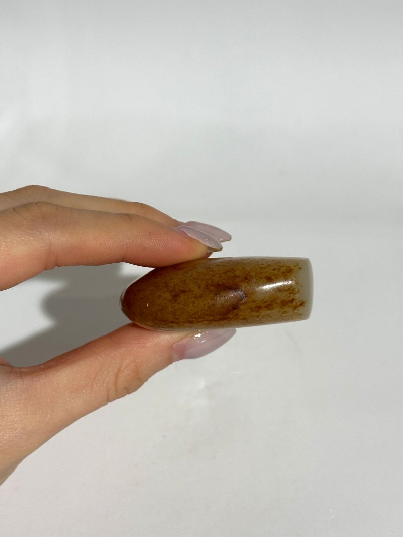 清十九世紀 白玉帶皮隨形鼻煙壺 | A WHITE AND RUSSET JADE 'PEBBLE' SNUFF BOTTLE - 图2