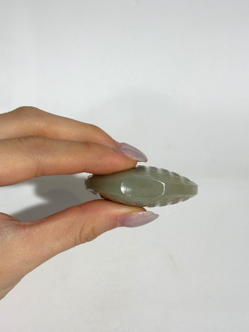 清十九世紀 青玉壽字紋鼻煙壺 | A GREEN JADE 'SHOU CHARACTERS' SNUFF BOTTLE - 图2