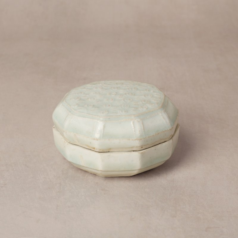 南宋 青白釉花卉紋蓋盒 | A Chinese Qingbai 'floral lattice' box and cover, Southern Song dynasty - 图1