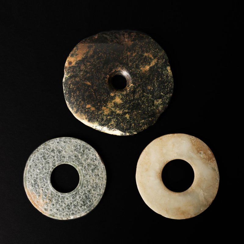 十九/二十世紀 仿古玉璧一組三件 | A group of three archaistic jade discs, bi, 19th/20th century