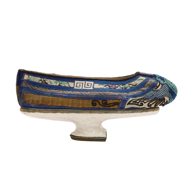 二十世紀初 刺繡花卉紋鞋一對 | A pair of Chinese silk embroidered 'flowerpot' shoes, early 20th century - 图2