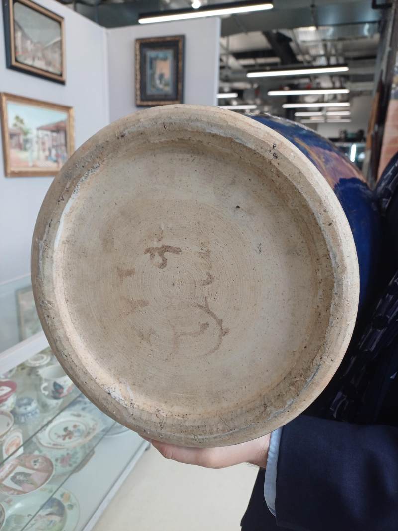 清康熙 灑藍釉描金狩獵圖蓋罐 | Santos Collection | A very large Chinese powder-blue gilt-decorated jar and cover, Qing dynasty, Kangxi period - 图28
