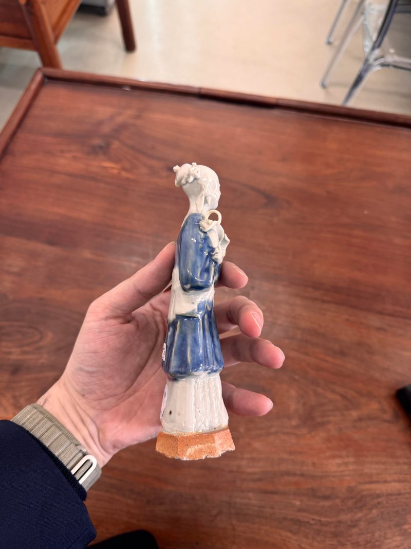 清乾隆 藍釉仙人與童子像 | Santos Collection | A group of Chinese glazed-biscuit figures, Qing dynasty, Qianlong period - 图15