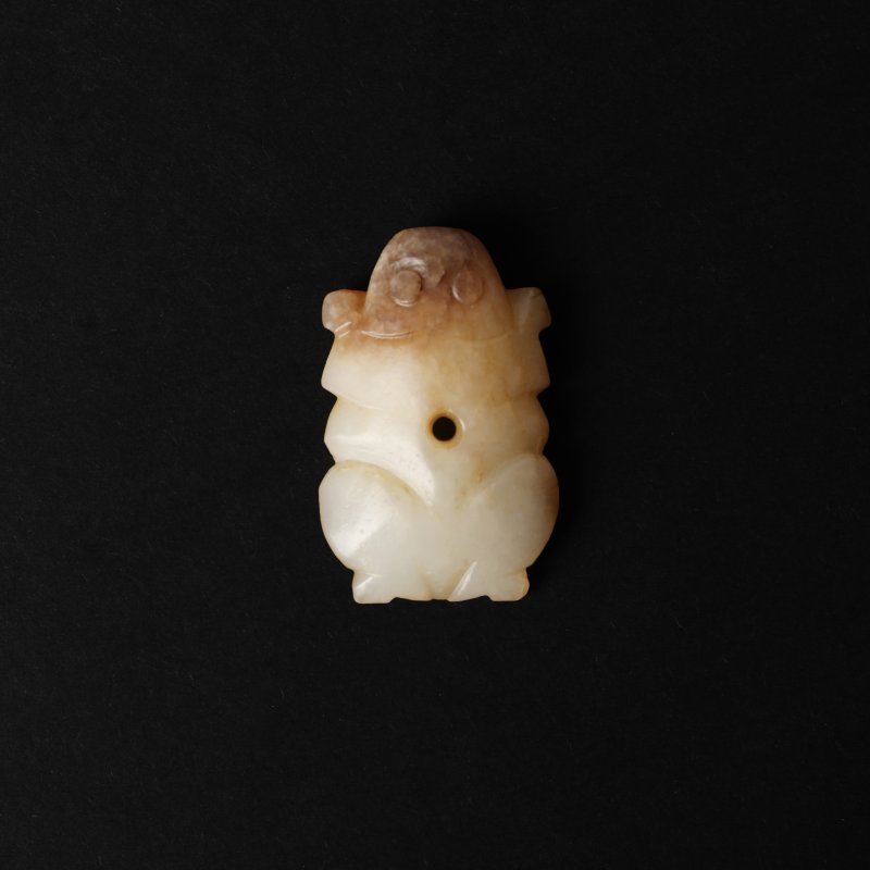 二十世紀 仿古白玉帶皮珮 | A Chinese archaistic celadon and russet jade pendant, 20th century