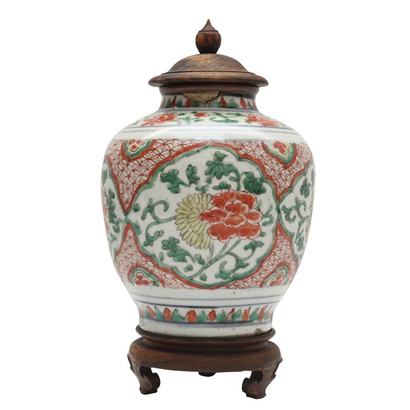 過渡期 五彩花卉紋罐 | A Chinese wucai 'floral' jar, Transitional period, 17th century - 图2
