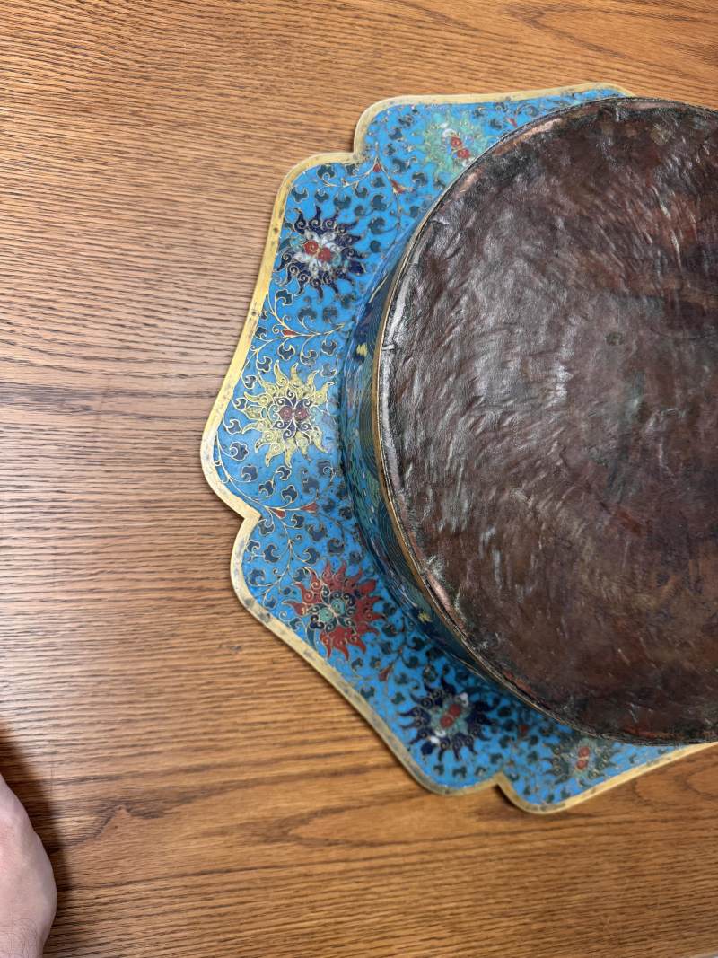 清十七/十八世紀 掐絲琺瑯銅胎鎏金亭台樓閣圖折沿葵口盆 | A fine Chinese cloisonné enamel and gilt-bronze 'pavilion' basin, Qing dynasty, 17th/18th century - 图16