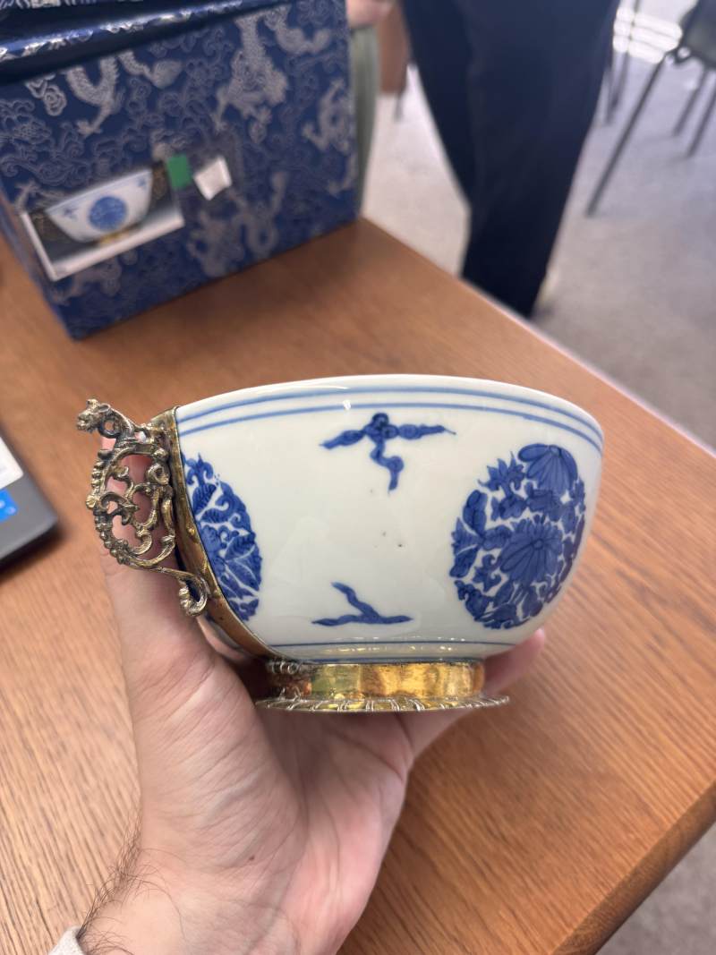 明嘉靖 青花包銀鎏金口沿盌 《長命富貴》款 | Santos Collection | A fine Chinese silver-gilt-mounted blue and white bowl, Ming dynasty, Jiajing period - 图7