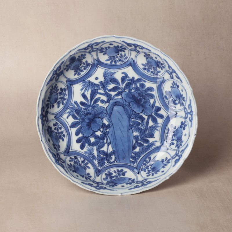 明 青花克拉克花卉紋盤 | Santos Collection | A Chinese blue and white 'Kraak' dish, Ming dynasty