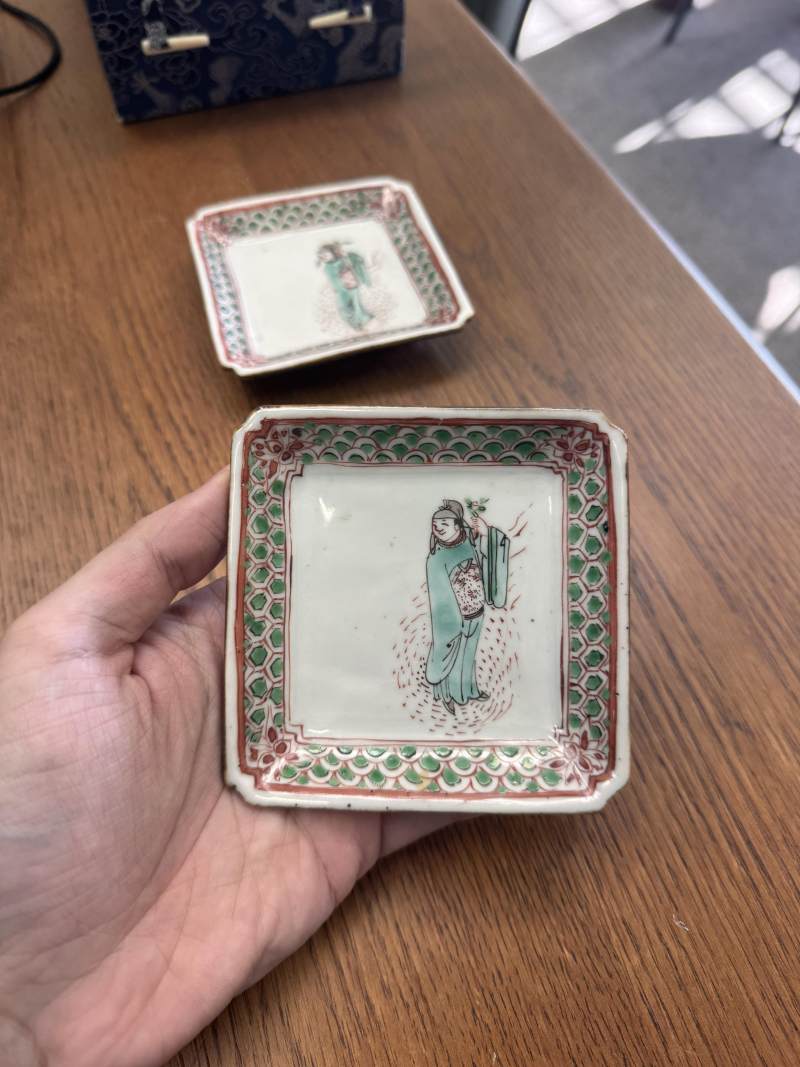 明天啟 古染付五彩高士圖方盤一對 | Santos Collection | A pair of Chinese kosometsuke wucai square dishes, Ming dynasty, Tianqi period - 图4