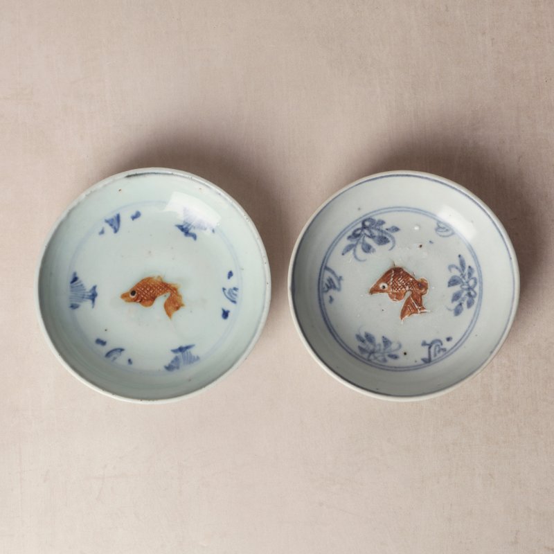 明 青花魚藻紋盤一對 | Santos Collection | Two Chinese blue and white 'fish' dishes, Ming dynasty