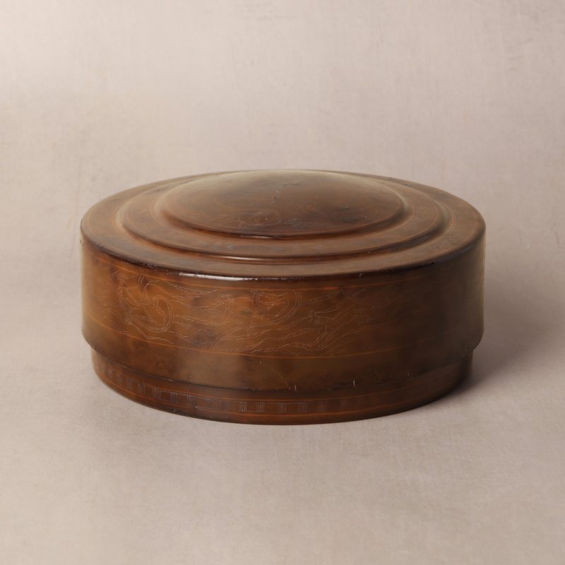 西漢 褐漆戧金瑞獸紋蓋盒 | A rare Chinese incised brown lacquer 'mythical beasts' box and cover, Western Han dynasty