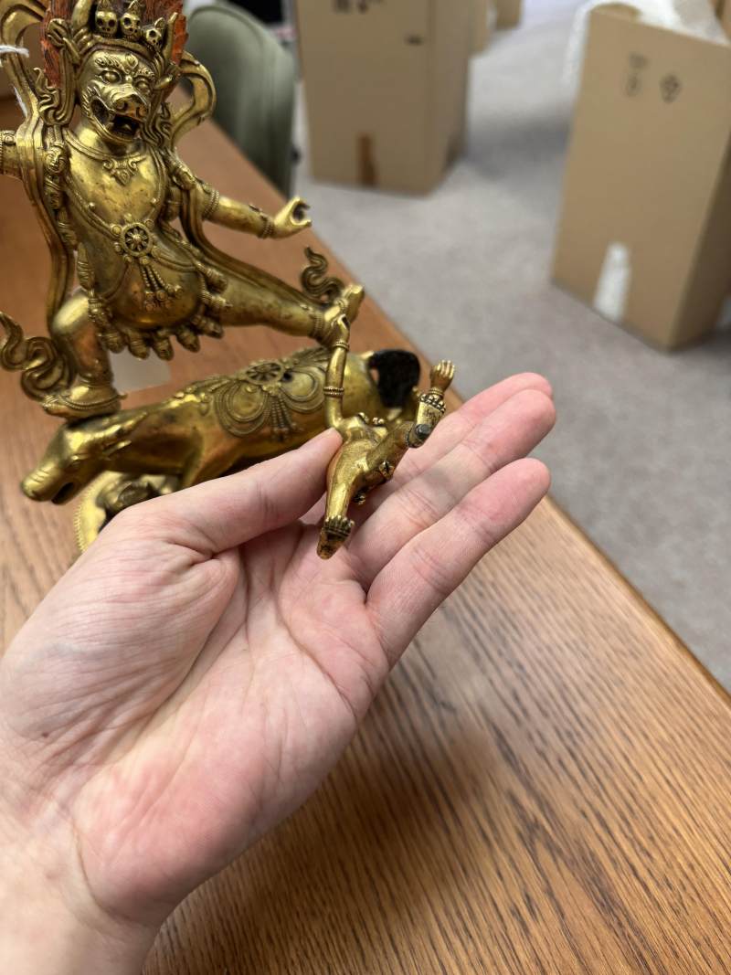 清十八世紀 漢藏銅鍍金閻摩法王立像 | A fine Sino-Tibetan gilt-bronze figure of Yama Dharmaraja and Yami, Qing dynasty, 18th century - 图23