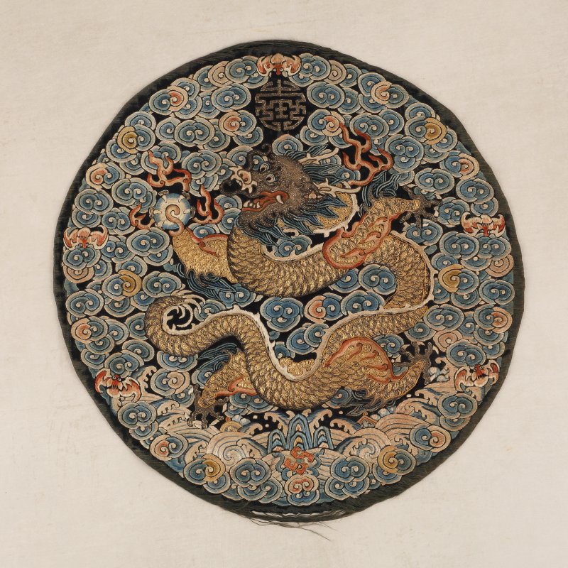 清道光 十九世紀 絲繡雲龍紋補子 一組三件 | Three Chinese embroidered silk 'dragon' roundels, Qing dynasty, Daoguang period, 19th century - 图4