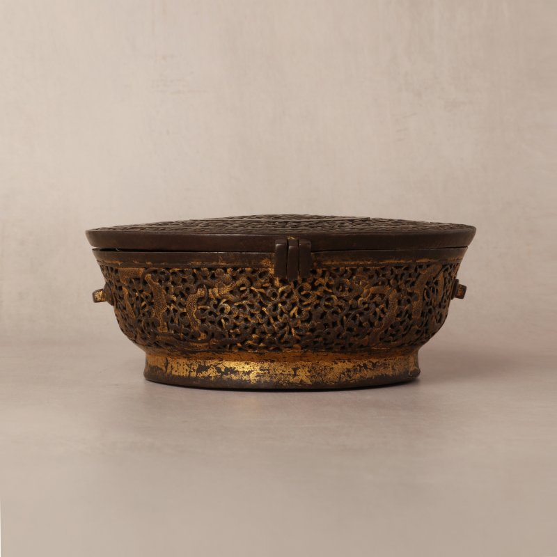 十五/十六世紀 西藏東部德格 鐵鋄金鏤空龍紋蓋盒 | A rare Tibetan gilt-damascened iron bowl box and cover, Derge, Eastern Tibet, 15th/16th century