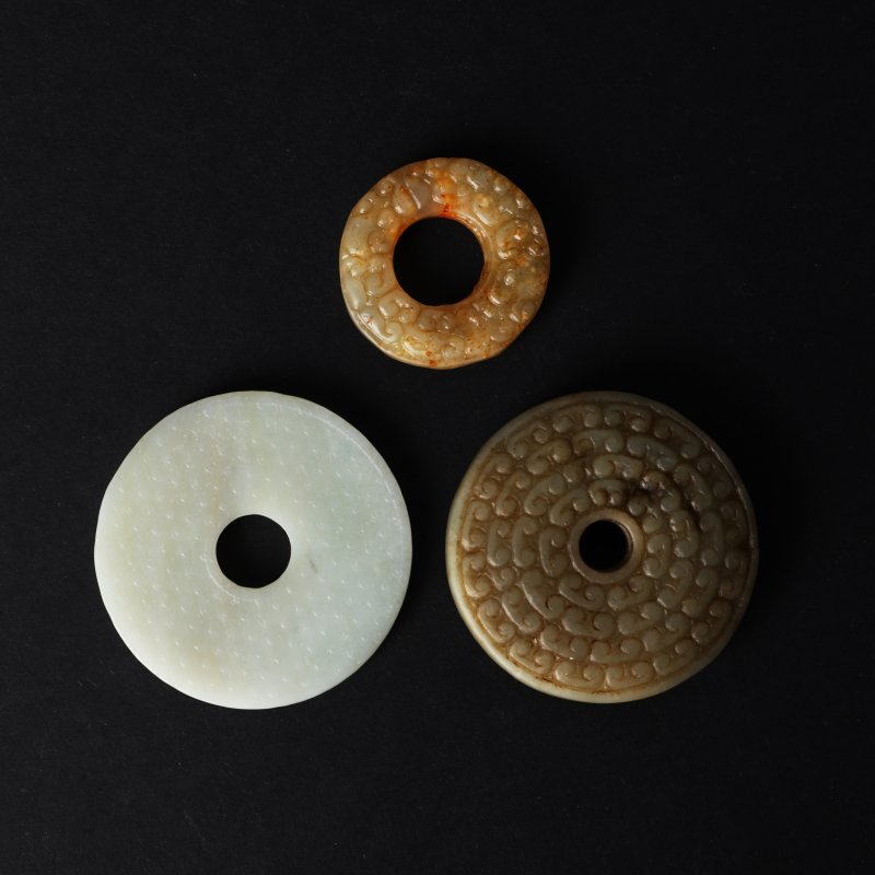二十世紀 仿古玉璧一組三件 | Three Chinese archaistic jade 'bi' discs, 20th century