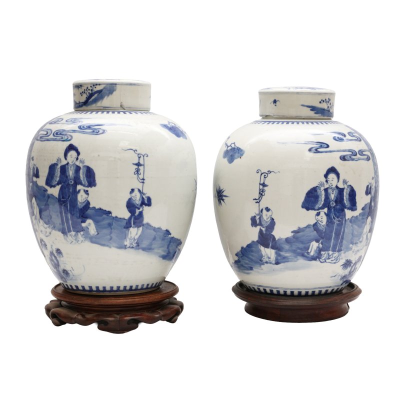 清十九世紀 青花人物故事圖蓋罐一對 《康熙年製》款 | A pair of large Chinese blue and white 'figural' jars and covers, Qing dynasty, 19th century - 图2