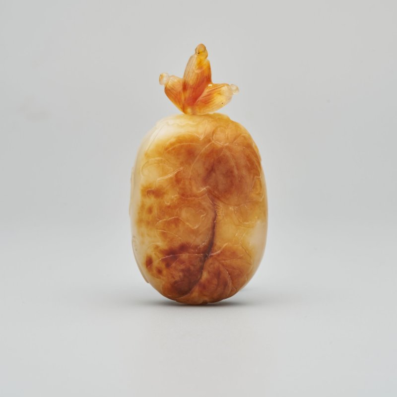 清十九世紀 白玉巧雕⌈瓜瓞⌋鼻煙壺 | A WHITE AND RUSSET JADE 'MELON' SNUFF BOTTLE - 图1
