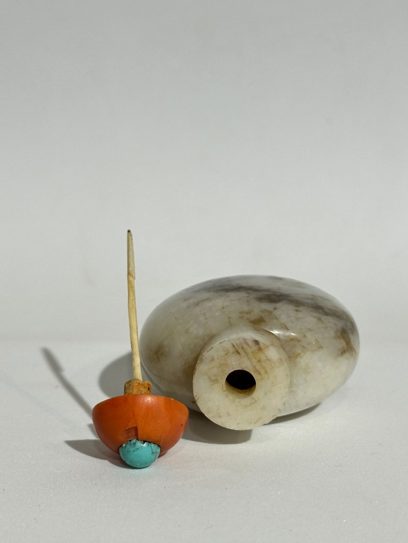 十八/十九世紀 墨玉、灰墨玉光素鼻煙壺二件 | A MOTTLED BLACK JADE AND A GREY AND BLACK JADE SNUFF BOTTLE - 图6