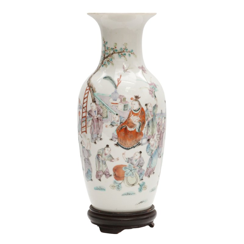 清十九/二十世紀 粉彩人物圖瓶 | A Chinese famille-rose 'figural' vase, Qing dynasty, 19th/20th century