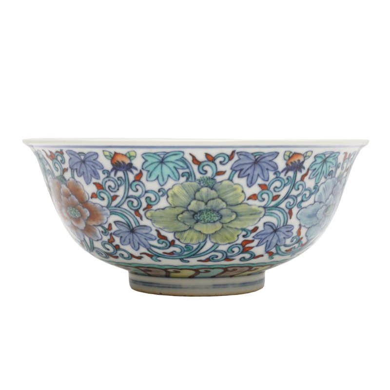 清十九世紀 鬪彩纏枝花卉紋盌《朗吟閣製》款 | A Chinese doucai 'floral' bowl, 19th century, Langyinge mark - 图2
