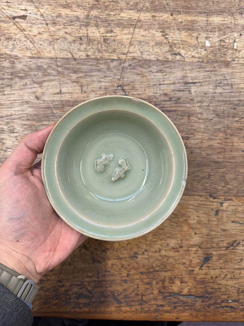 宋或元 龍泉青釉印雙魚折沿盤 | A rare Chinese Longquan celadon 'twin fish' dish, Song / Yuan dynasty - 图3
