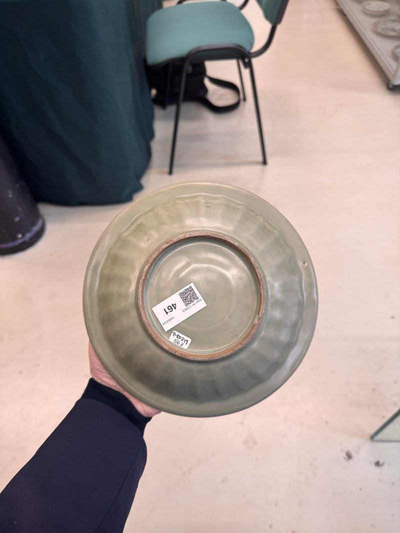 宋 龍泉窰青釉貼雙魚折沿盤 | Santos Collection | A Chinese Longquan celadon 'twin fish' moulded dish, Song dynasty - 图13