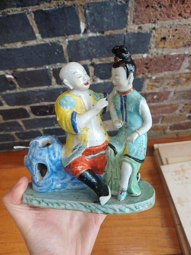 清乾隆 粉彩人物坐像擺件 | Santos Collection | A fine Chinese export famille-rose figure of a seated man and lady, Qing dynasty, Qianlong period - 图9