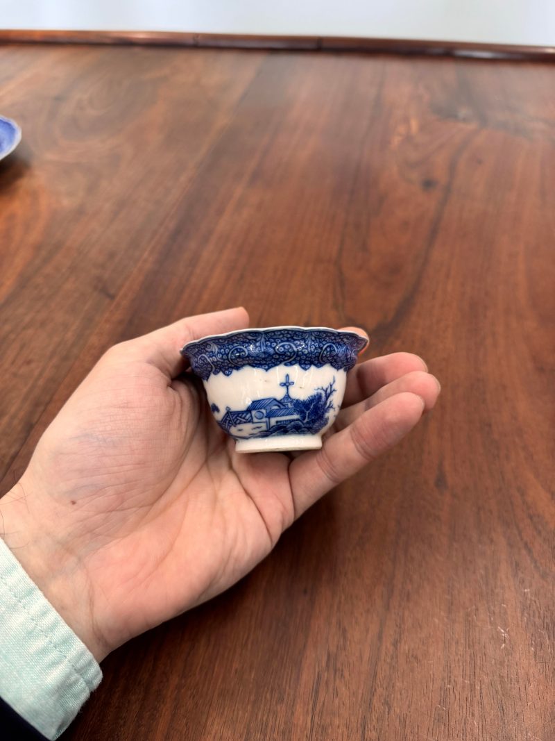 清雍正 漿胎青花山水圖盃及小盤 | Santos Collection | A rare Chinese export soft paste 'landscape' cup and saucer, Qing dynasty, Yongzheng period - 图11