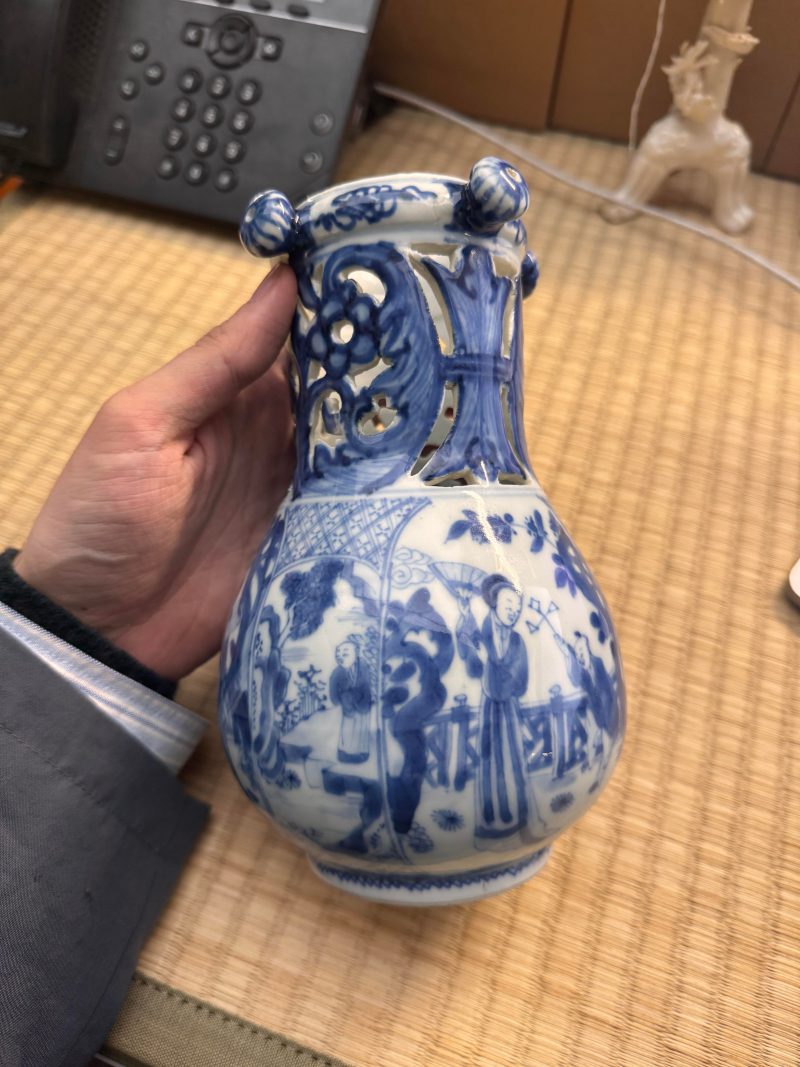 清康熙 青花庭院仕女圖執壺 | Santos Collection | A rare Chinese export blue and white 'puzzle' jug, Qing dynasty, Kangxi period - 图8
