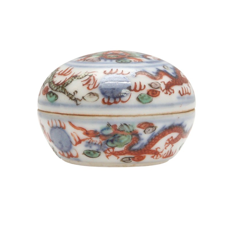 十八/十九世紀 五彩雲龍紋圓小蓋盒 《大明萬曆年製》款 | A small Chinese wucai 'dragon' box and cover, 18th/19th century - 图2