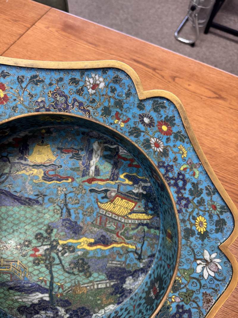 清十七/十八世紀 掐絲琺瑯銅胎鎏金亭台樓閣圖折沿葵口盆 | A fine Chinese cloisonné enamel and gilt-bronze 'pavilion' basin, Qing dynasty, 17th/18th century - 图29