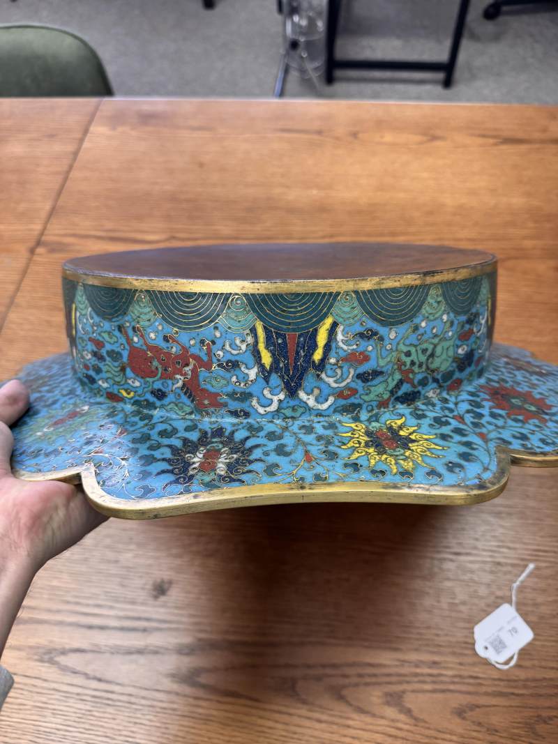清十七/十八世紀 掐絲琺瑯銅胎鎏金亭台樓閣圖折沿葵口盆 | A fine Chinese cloisonné enamel and gilt-bronze 'pavilion' basin, Qing dynasty, 17th/18th century - 图10