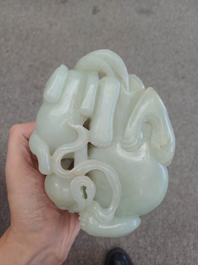 清十九世紀 青白玉太獅少獅擺件 | A large Chinese pale-celadon jade 'Buddhist lions' carving, Qing dynasty, 19th century - 图5