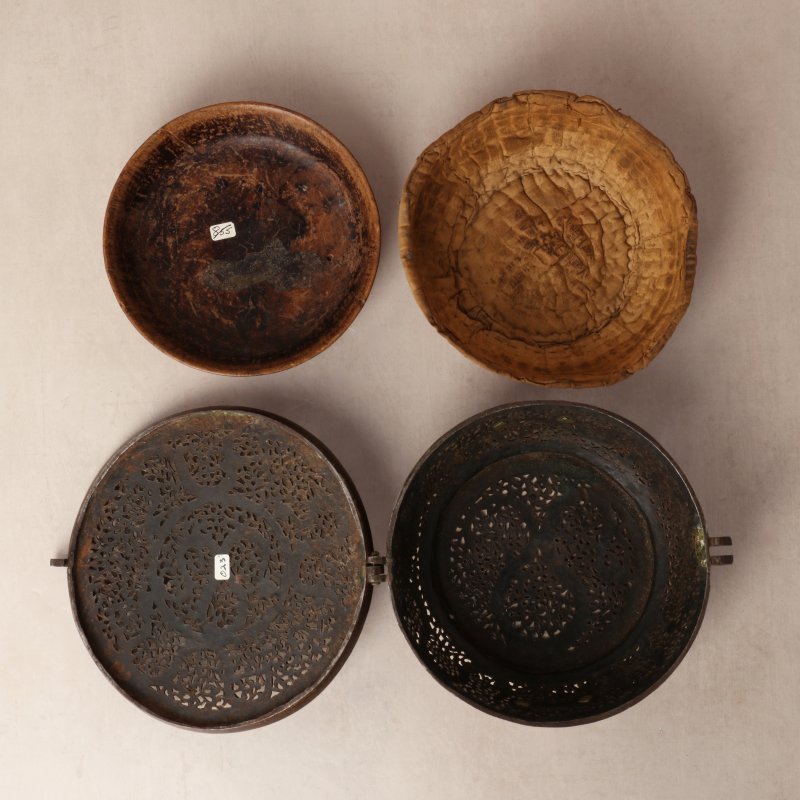 十五/十六世紀 西藏東部德格 鐵鋄金鏤空龍紋蓋盒 | A rare Tibetan gilt-damascened iron bowl box and cover, Derge, Eastern Tibet, 15th/16th century - 图34