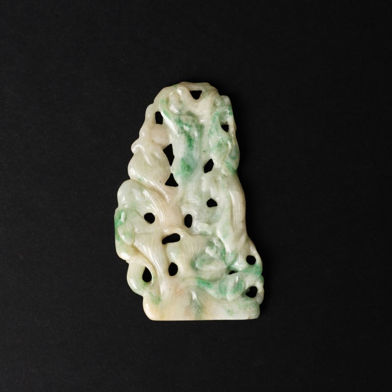 十九/二十世紀 玉雕龍紋牌 | A Chinese carved jade 'dragon' plaque, 19th/20th century - 图2
