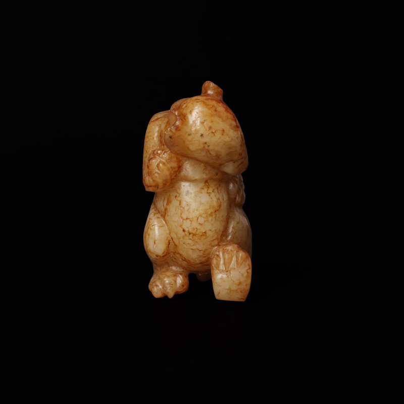 晚清 青白玉帶皮雕立熊把件 | A Chinese celadon and russet jade figure of a standing bear, late Qing dynasty - 图4