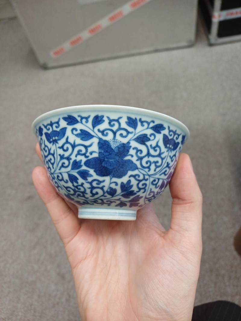 或為清道光 青花纏枝花卉紋盌《大清道光年製》款 | A Chinese blue and white 'floral' bowl, Daoguang mark and possibly of the period - 图9