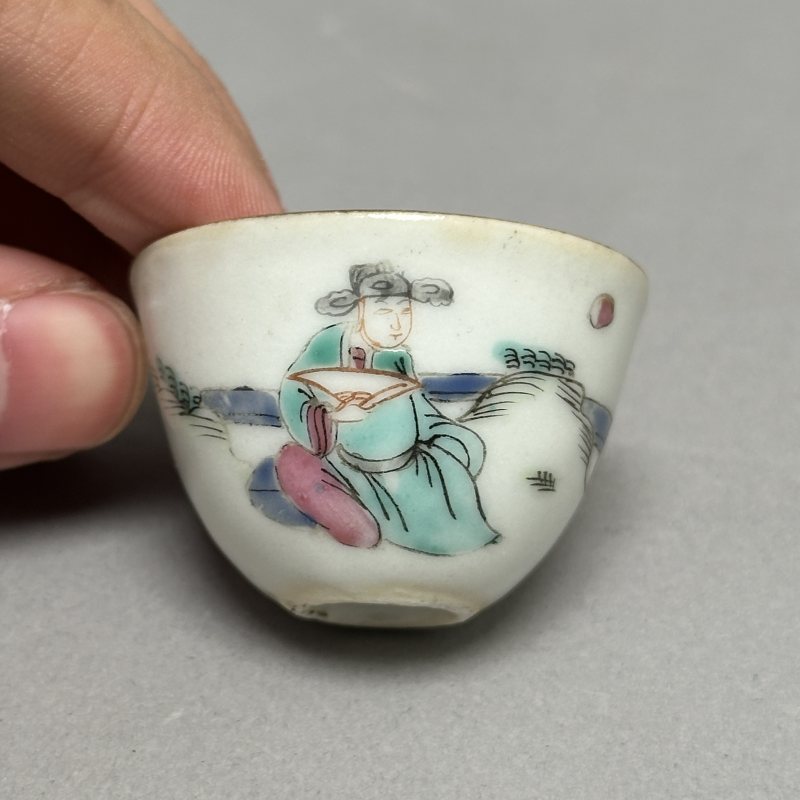 清晚期 粉彩人物图酒盅 - 图2