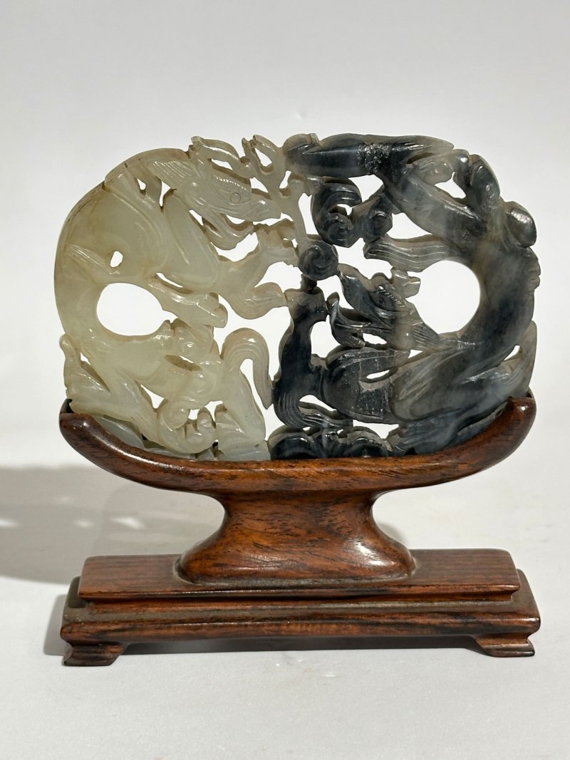 十九/二十世紀 黑白玉⌈雙龍戲珠⌋牌 及座 | A BLACK AND WHITE JADE 'DRAGON' PLAQUE - 图5