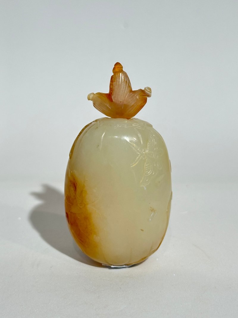 清十九世紀 白玉巧雕⌈瓜瓞⌋鼻煙壺 | A WHITE AND RUSSET JADE 'MELON' SNUFF BOTTLE - 图8