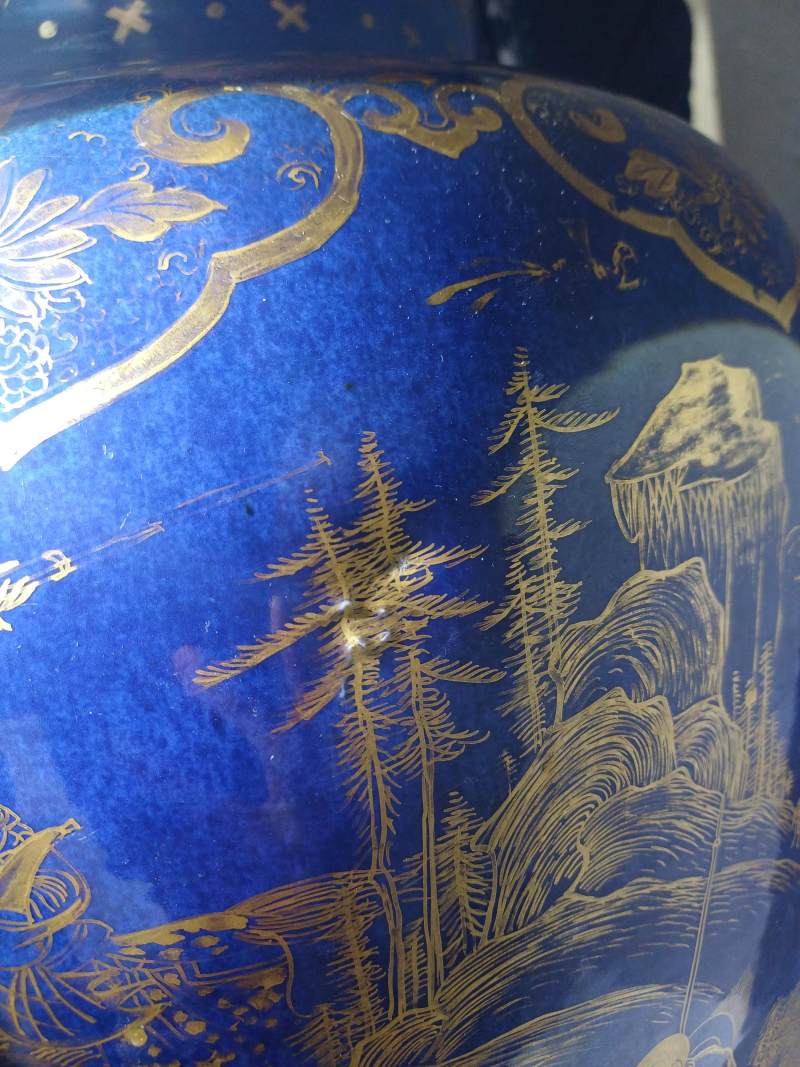 清康熙 灑藍釉描金狩獵圖蓋罐 | Santos Collection | A very large Chinese powder-blue gilt-decorated jar and cover, Qing dynasty, Kangxi period - 图8