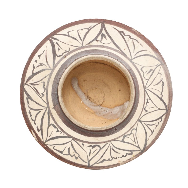 宋至金 磁州窯白地褐彩盞託 | A Chinese Cizhou painted pottery cup stand, Song-Jin dynasty - 图1