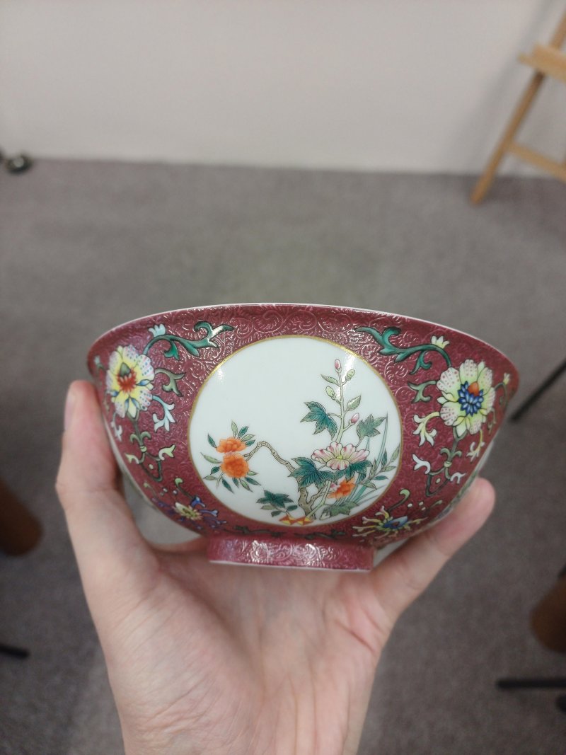 清道光 胭脂紅地軋道開光粉彩花卉紋盌 《大清道光年製》款 | Santos Collection | A fine Chinese ruby-ground sgraffiato 'medallion' bowl, Qing dynasty, Daoguang mark and period - 图19