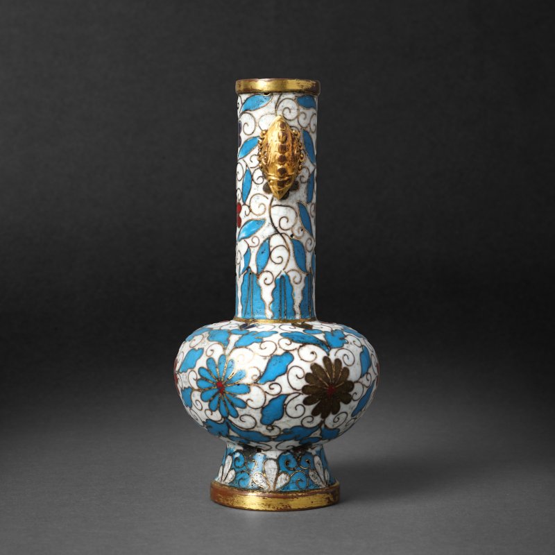 明十六/十七世紀 掐絲琺瑯掐絲菊紋銅胎鎏金瓶 《景泰年製》款 | A Chinese cloisonné enamel and gilt-bronze 'chrysanthemum' vase, Ming dynasty, 16th/17th century - 图2