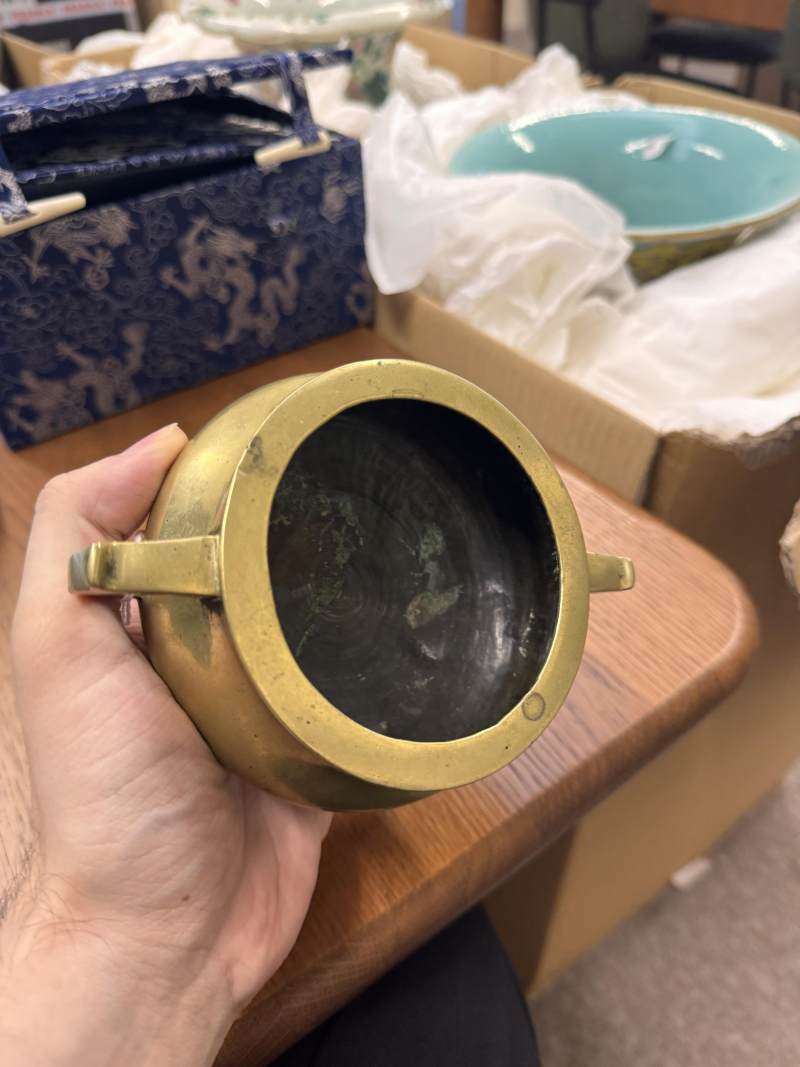 清十八/十九世紀 銅鎏金壓經三足爐《宣德》款 | A Chinese polished bronze tripod censer, Qing dynasty, 18th/19th century - 图2