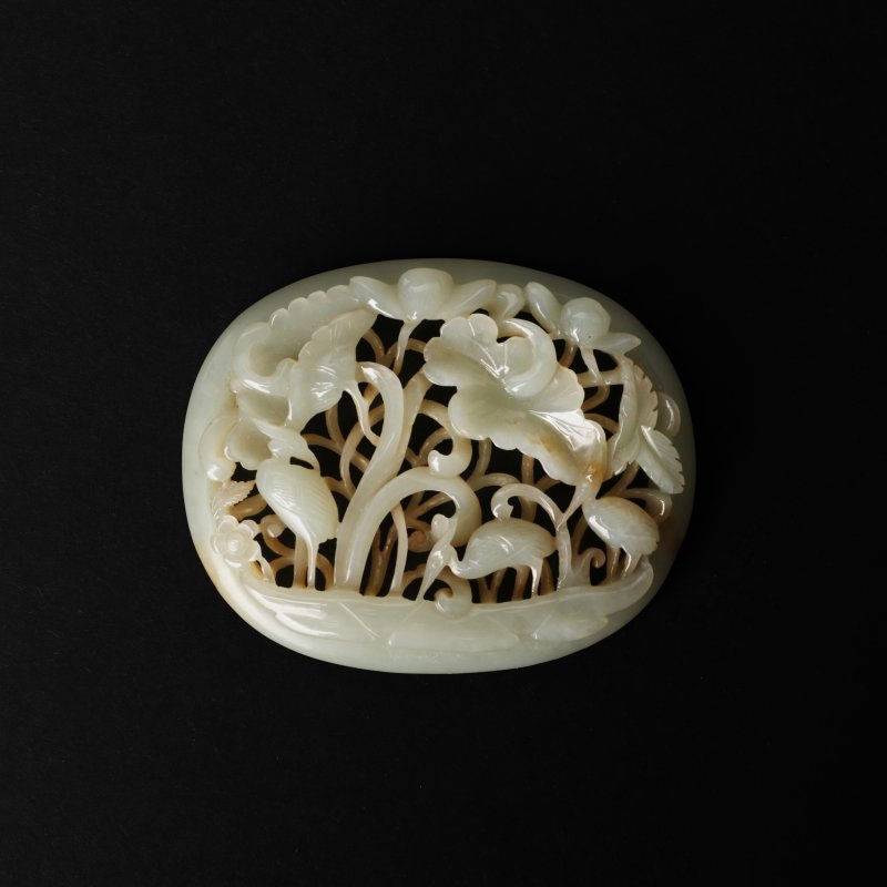 明 青白玉鏤雕蓮塘瑞鶴圖牌 | A Chinese celadon jade 'cranes and lotus' openwork oval plaque, Ming dynasty