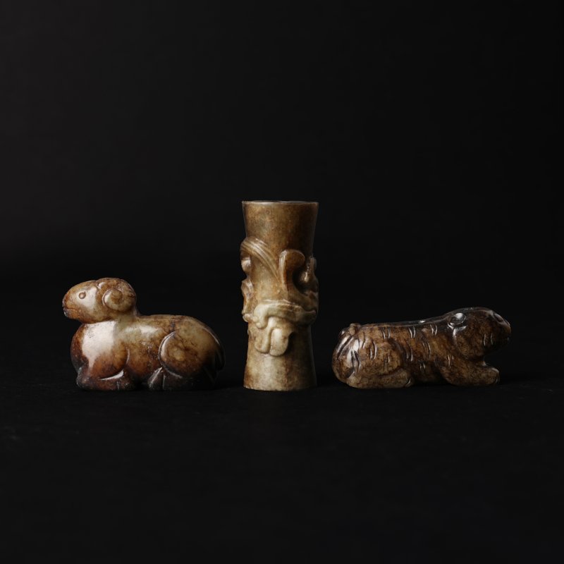 清十八/十九世紀或更早 仿古帶皮玉器一組三件 | A group of Chinese archaistic russet jades, 18th/19th century or earlier - 图2