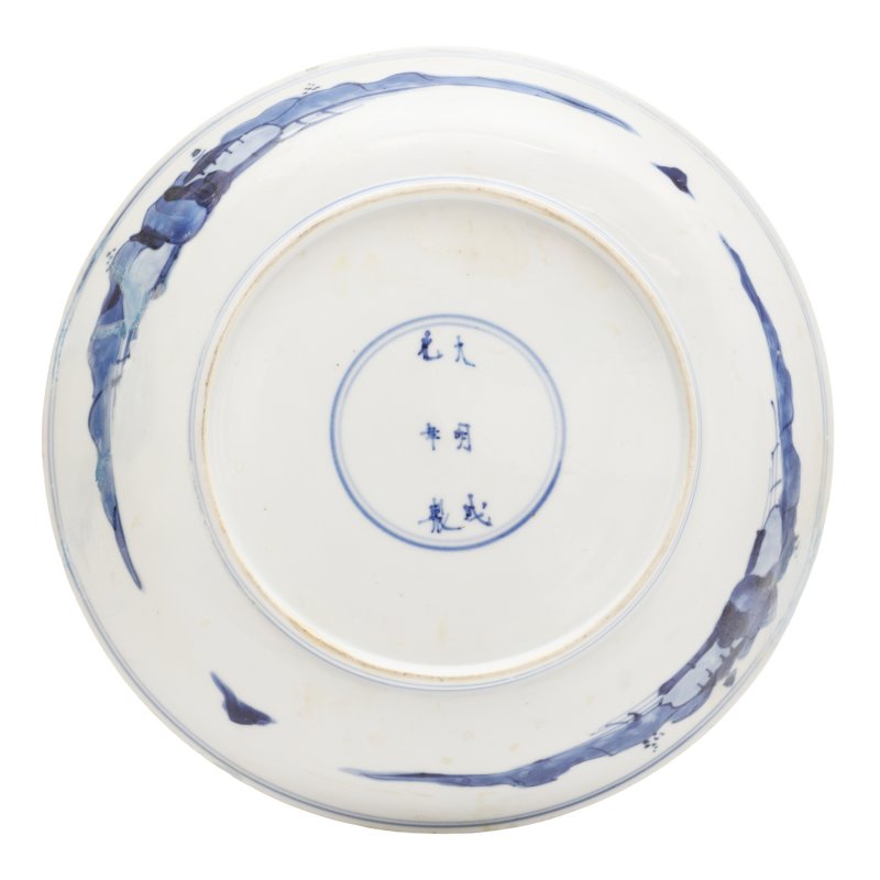 清康熙 青花人物故事圖盤 《大明成化年製》款 | A Chinese blue and white dish, Qing dynasty, Kangxi period - 图2